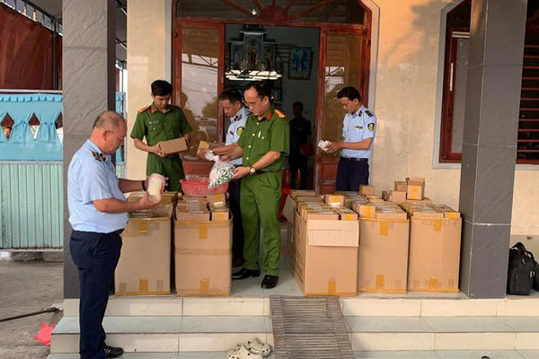 Phát hiện cơ sở sản xuất kem trộn “3 không”, chốt đơn tới 500 đơn/ngày