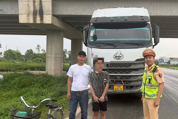 Đạp xe nhầm vào cao tốc, thiếu niên được CSGT hỗ trợ kịp thời
