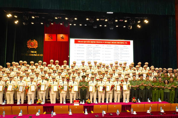 146 cán bộ Công an Hà Nội được thăng cấp bậc hàm thượng tá