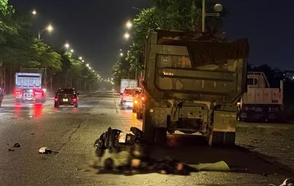 Xe máy va chạm với xe tải khiến hai người tử vong tại chỗ