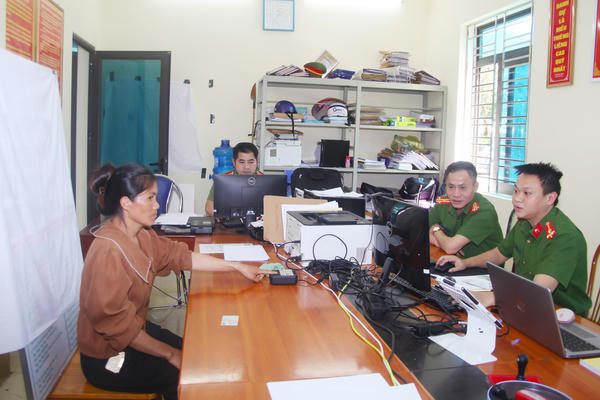 Những người lặng lẽ xuyên ngày nghỉ lễ phục vụ nhân dân