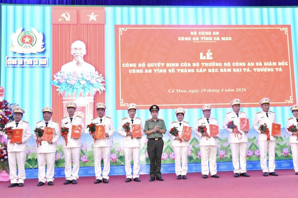 Công an tỉnh Cà Mau tổ chức lễ thăng cấp bậc hàm Đại tá, Thượng tá