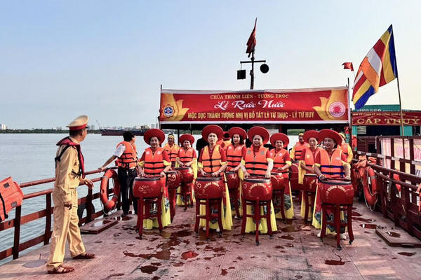 Cảnh sát đường thủy Hà Nội bảo đảm an toàn giao thông phục vụ lễ hội trên sông Hồng