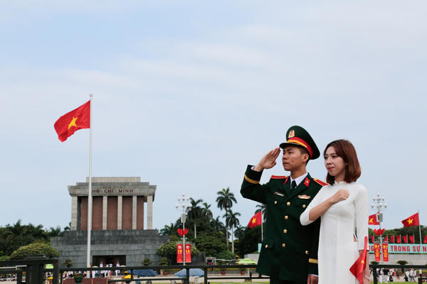 Rực rỡ sắc đỏ trên từng góc phố Thủ đô ngày Giải phóng miền Nam, thống nhất đất nước