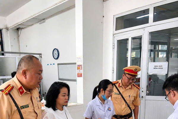 CSGT Phú Thọ kịp thời dẫn đường đưa nạn nhân tai nạn đi cấp cứu