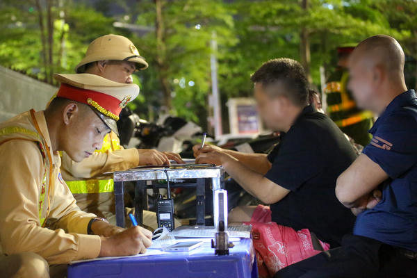 CSGT Hà Nội siết chặt kiểm soát nồng độ cồn, xử lý nghiêm vi phạm trong những ngày nghỉ lễ