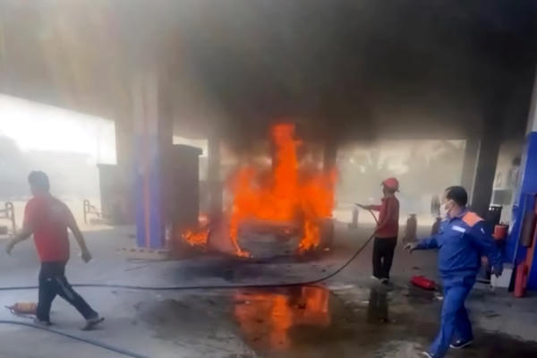 Ô tô bốc cháy tại cây xăng ở Đà Nẵng, 2 thiếu niên thiệt mạng trong cabin