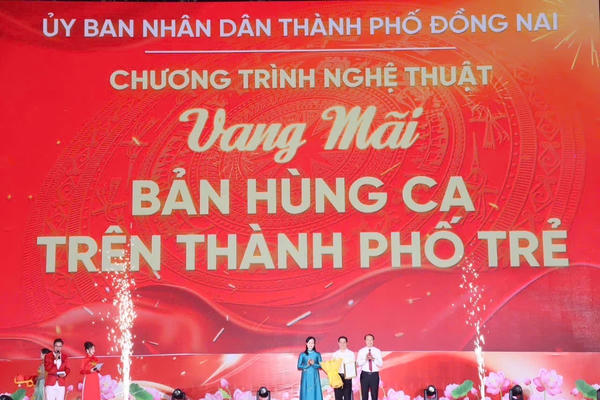 Ấn tượng chương trình nghệ thuật “Vang mãi bản hùng ca trên thành phố trẻ”