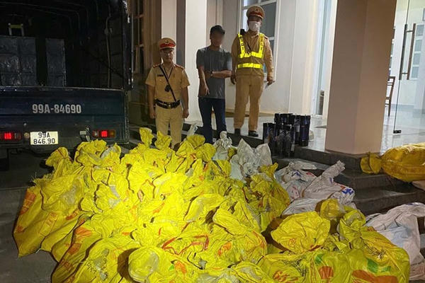 Quảng Ninh: Phát hiện xe tải chở 248 bình nghi chứa “khí cười” trên tỉnh lộ 338