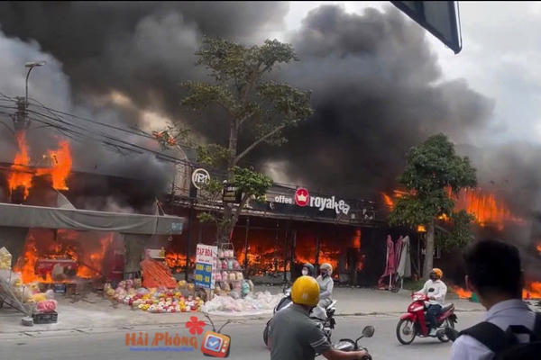 Hải Phòng: Cháy lớn tại phường An Phong, nhiều cửa hàng bị ảnh hưởng