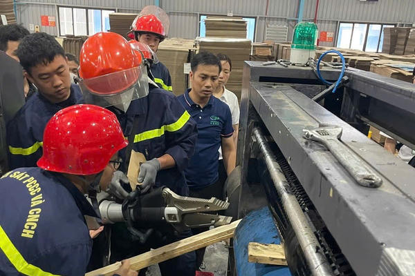 Bắc Ninh: Kịp thời cứu nạn công nhân bị cuốn tay vào máy in công nghiệp