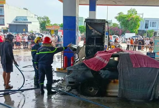 Vụ ô tô bốc cháy dữ dội khi đang đổ xăng: Tài xế khai lý do không mở cửa giải cứu 2 nạn nhân