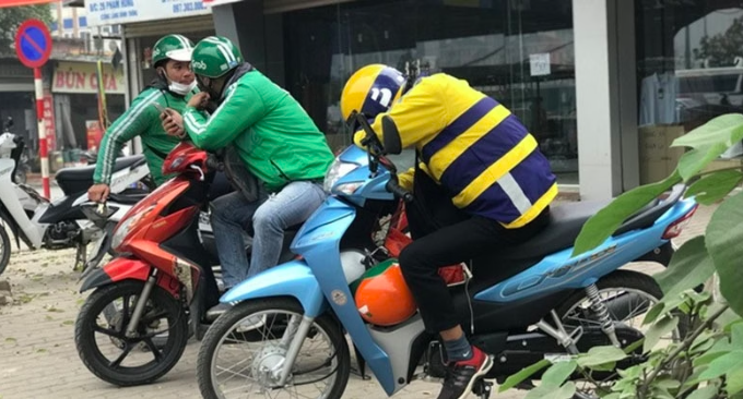 Hà Nội dự kiến siết khu vực hoạt động của xe ôm và shipper chạy xăng
