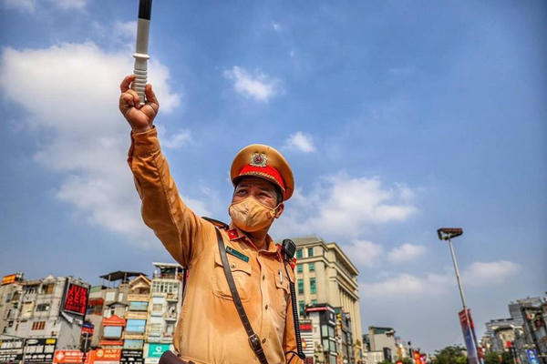 Phía sau những dòng xe bình yên là những ngày làm việc không nghỉ lễ