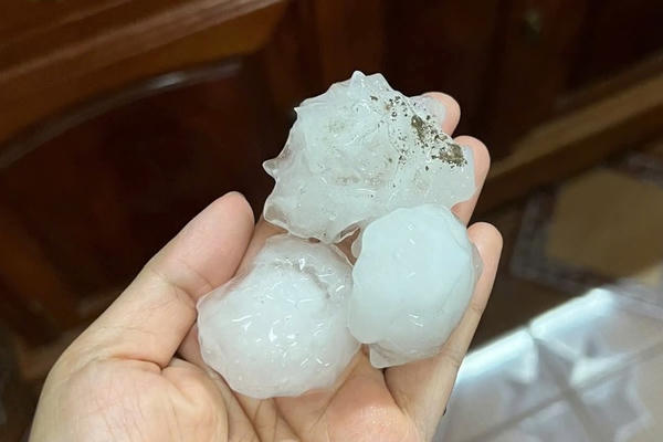 Mưa đá dồn dập: Thiệt hại nặng, cảnh báo rủi ro sức khỏe