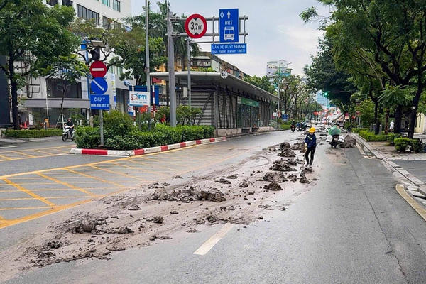 Cắt thành thùng xe tải làm rơi vãi bùn đất trên đường Láng Hạ