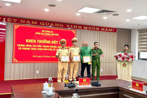 Khen thưởng người dân và CSGT dũng cảm truy bắt đối tượng trộm cắp