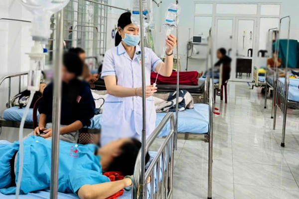 Bánh mì gây ngộ độc hàng chục người: Phạt 80 triệu, đình chỉ 3 tháng