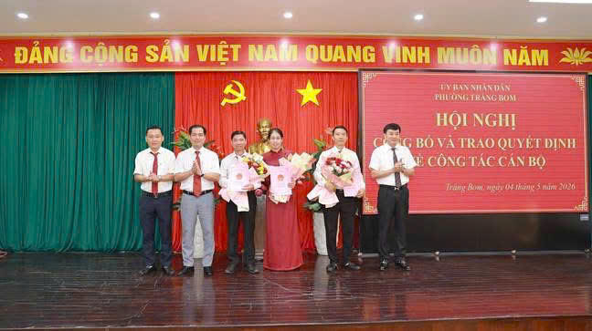Công bố, trao quyết định công tác cán bộ tại phường Trảng Bom