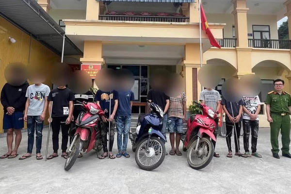 Triệu tập 14 thiếu niên mang hung khí, phóng xe gây náo loạn rồi tung video lên mạng