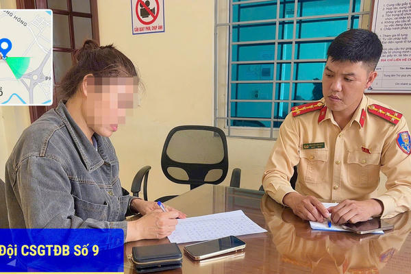 CSGT mời nữ tài xế cho trẻ ngồi trước vô lăng khi xe đang chạy lên làm việc