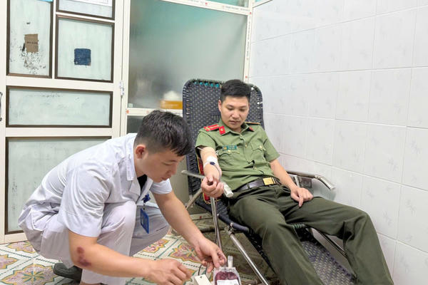 Công an xã Pù Nhi hiến máu giúp bệnh nhân vượt qua cơn nguy kịch ở Thanh Hoá
