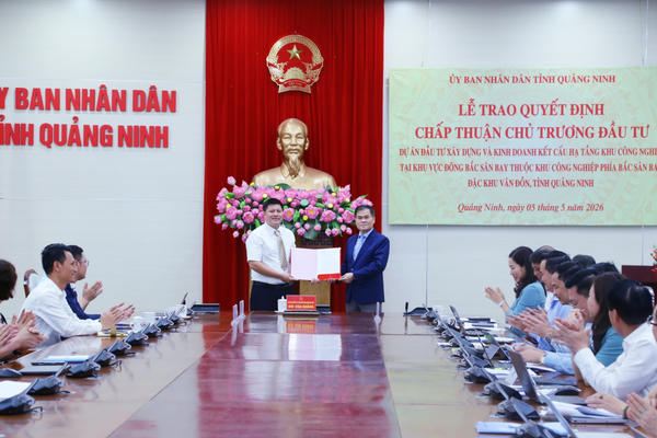 Trao quyết định chấp thuận chủ trương đầu tư KCN Đông Bắc sân bay Vân Đồn