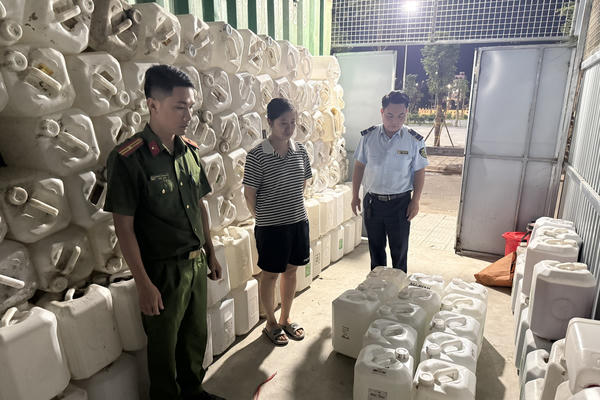 Xử phạt cơ sở kinh doanh và tiêu hủy 400 lít rượu không rõ nguồn gốc