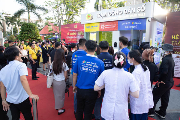 Người dân TP.HCM bất ngờ với Trạm Công dân số “tất cả trong một” ngay sát nhà 