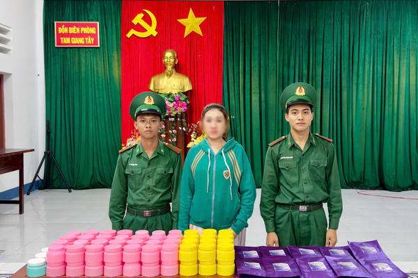 Đồn Biên Phòng Tam Giang Tây thu giữ nhiều mỹ phẩm tự pha chế, không rõ nguồn gốc