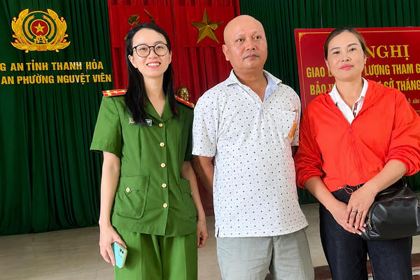 Công an phường Nguyệt Viên hỗ trợ người dân trao trả 500 triệu đồng chuyển nhầm ở Thanh Hoá