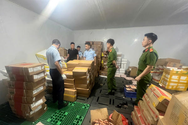 Thu giữ lượng lớn chân gà, đùi gà, nước tăng lực nhập lậu tại Thái Nguyên