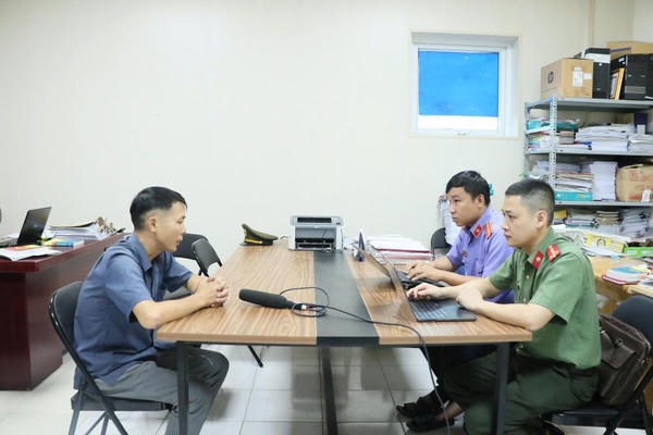 Khởi tố nhóm 6 đối tượng làm giả giấy tờ của cơ quan, tổ chức