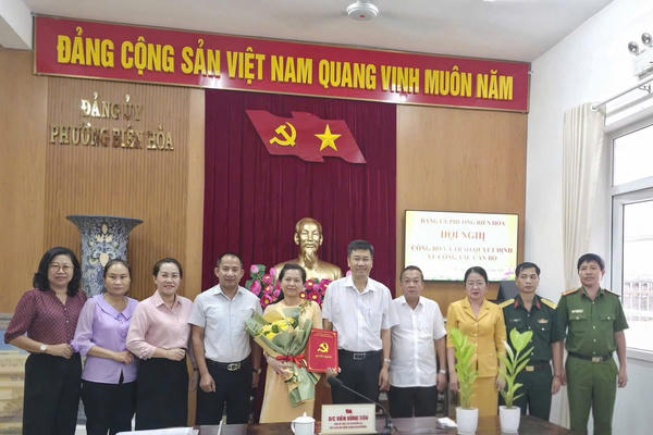 Đảng ủy phường Biên Hòa công bố quyết định về công tác cán bộ