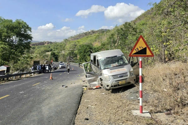 Xe khách lật trên đèo Tô Na, Gia Lai, 3 người tử vong