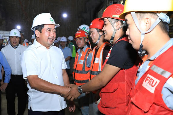 Bí thư Hà Nội yêu cầu các nhà thầu hoàn thành tuyến metro ngầm đầu tiên của Thủ đô vào cuối năm 2027 Bí thư Hà Nội yêu cầu các nhà thầu hoàn thành tuyến metro ngầm đầu tiên của Thủ đô vào cuối năm 2027