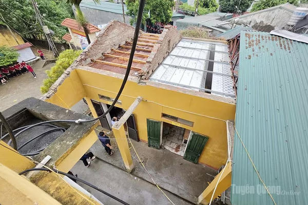 Mưa lớn kèm dông lốc tại nhiều địa phương khiến một người bị thương hơn 100 ngôi nhà bị hư hại Mưa lớn kèm dông lốc tại nhiều địa phương khiến một người bị thương hơn 100 ngôi nhà bị hư hại