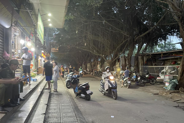 Dẹp chợ tạm khu HH Linh Đàm: Tiểu thương lo mưu sinh, dân hụt hẫng Dẹp chợ tạm khu HH Linh Đàm: Tiểu thương lo mưu sinh, dân hụt hẫng
