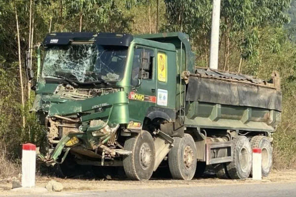 Xe tải mất phanh tông xe khách trên đèo An Khê, Gia Lai 1 người tử vong, 10 người bị thương Xe tải mất phanh tông xe khách trên đèo An Khê, Gia Lai 1 người tử vong, 10 người bị thương