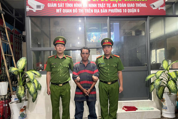 Điều tra người đàn ông dùng ghế nhựa tấn công CSGT "giải cứu" anh trai vi phạm nồng độ cồn 
