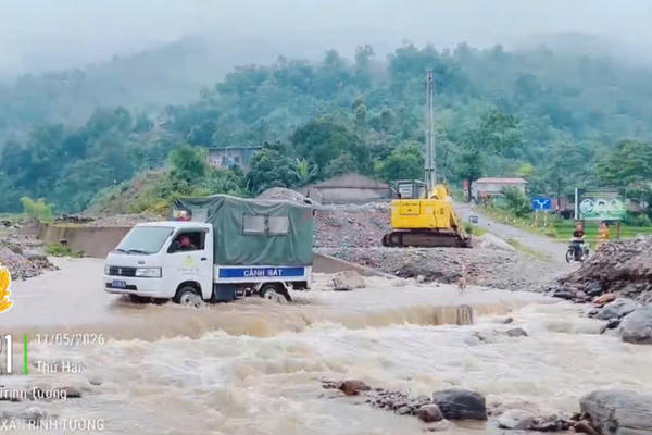Công an xã Trịnh Tường dùng xe chuyên dụng chở người dân và học sinh vượt suối đến trường