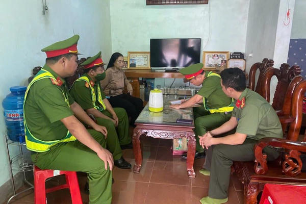 Dùng cào tấn công tài xế khi bị nhắc nhở phơi lúa trên đường