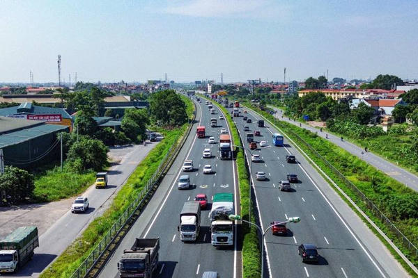 Đề xuất phạt đến 6 triệu đồng với hành vi chuyển làn không giữ khoảng cách an toàn trên cao tốc