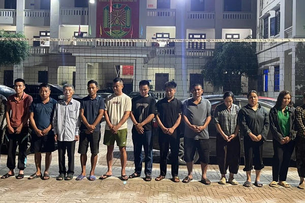 Công an Nghệ An vây bắt sòng bạc dưới hình thức xóc đĩa trong rừng Công an Nghệ An vây bắt sòng bạc dưới hình thức xóc đĩa trong rừng