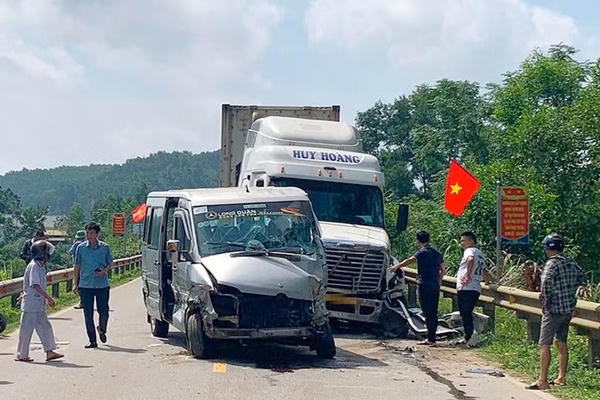 Nguyên nhân vụ xe đầu kéo tông ô tô chở nhà trai đi bàn chuyện cưới hỏi Nguyên nhân vụ xe đầu kéo tông ô tô chở nhà trai đi bàn chuyện cưới hỏi