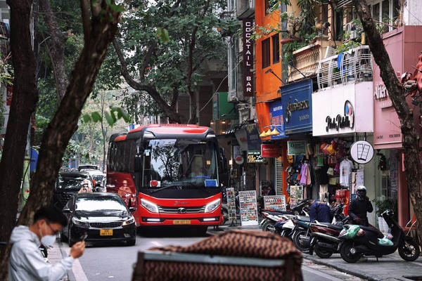 Hà Nội: Đề xuất "mở rộng vùng cấm" hạn chế xe ô tô trên 16 chỗ