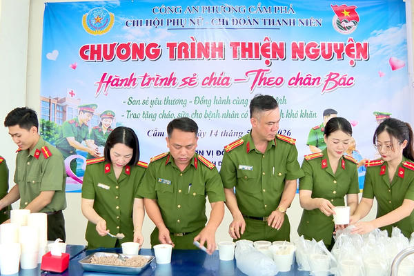 Công an phường Cẩm Phả trao hơn 300 suất quà tới bệnh nhân khó khăn. Công an phường Cẩm Phả trao hơn 300 suất quà tới bệnh nhân khó khăn.