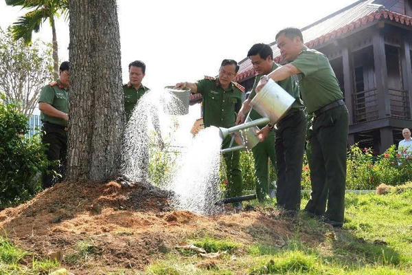 Thượng tướng Nguyễn Văn Long dâng hương, trồng cây lưu niệm tại Nhà tưởng niệm Chủ tịch Hồ Chí Minh trong khuôn viên Công an thành phố Đồng Nai
