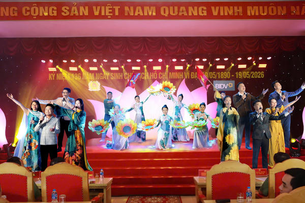 Chương trình nghệ thuật “Giai điệu tháng 5” đầy cảm xúc và tự hào