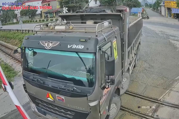Video: Thót tim cảnh xe tải thoát khỏi "tử thần" khi cố tình vượt qua đường sắt lúc rào chắn đã hạ, đoàn tàu đang lao tới